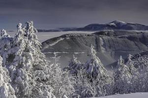 vue d'un paysage d'hiver depuis le sommet de la montagne radhost photo