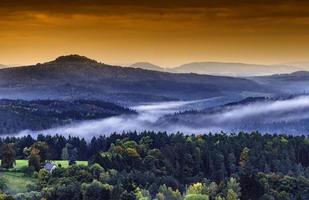 brumeux dans le paysage photo