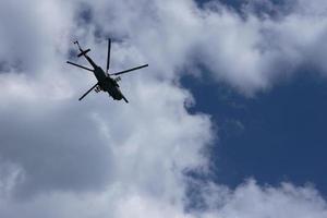 un hélicoptère militaire russe vole dans le ciel. vue de dessous. photo