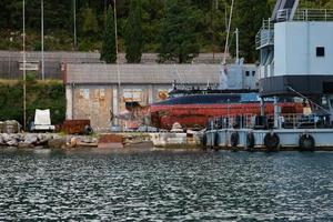 bijela, monténégro - 21 octobre 2020 - chantier naval avec grue portuaire et sous-marin à bijela, baie de kotor, monténégro photo