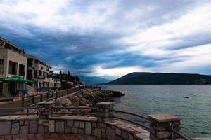 belle vue sur les montagnes de la baie de kotor par une matinée ensoleillée, monténégro. mer Adriatique. photo