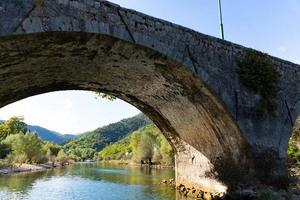 la rivière crnoevich est une ville du monténégro sur la rivière du même nom ou la rivière noire, non loin de la côte du lac de skadar. photo