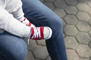 sorte de jambes d'enfants et de femmes. maman et fils un jour de printemps. photo