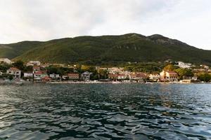 monténégro, belles villes maritimes, maisons résidentielles au bord de la mer, vue depuis l'eau. photo