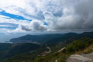 vue depuis les montagnes jusqu'à la ville de budva au monténégro. panorama de la côte adriatique et des montagnes verdoyantes. photo