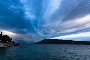 belle vue sur les montagnes de la baie de kotor par une matinée ensoleillée, monténégro. mer Adriatique. photo