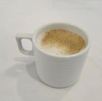 un verre de cappuccino chaud photo