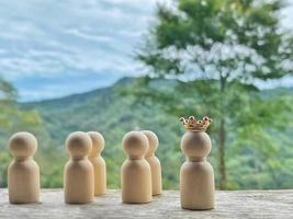 image de jouet en bois avec fond de couronne. notion de leadership. photo de stock.