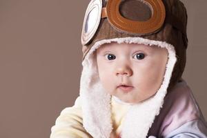 bébé aviateur, coiffé d'un chapeau de pilote, portrait en gros plan. photo