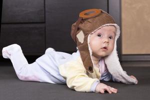 bébé aviateur, coiffé d'un chapeau de pilote, portrait en gros plan. photo