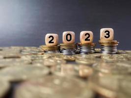 finance et économie du concept du nouvel an. Texte de 2023 sur des blocs de bois en arrière-plan vintage. photo