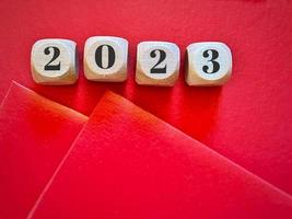 Texte 2023 avec fond de couleur rouge. concept de célébration du nouvel an. photo