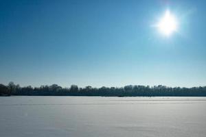 hiver, paysage, soleil, rivière gelée. température froide. photo