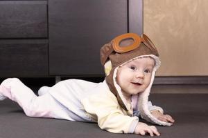 bébé aviateur, coiffé d'un chapeau de pilote, portrait en gros plan. photo