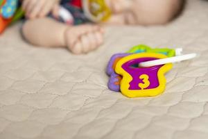 bébé mignon endormi, âgé de trois mois, avec des jouets. mise au point sélective. photo