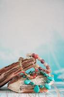 bijoux avec bracelet en pierre synthétique naturelle. belles perles de pierres semi-précieuses photo