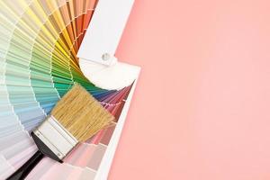 pinceau sur fond rose, comment choisir la couleur de peinture parfaite pour la maison et bonne pour la santé photo