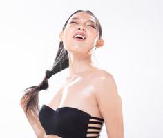 demi-corps jeune femme asiatique adulte, regardez la caméra, belle mode maquillage épaule ouverte. photo