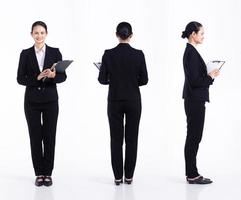 pleine longueur 20s jeune femme de race mixte enseignant étudiant avocat, 360 tour avant vue arrière arrière, porter un blazer formel noir et des chaussures. femme de bureau porter des dossiers de livres sur fond blanc isolé photo