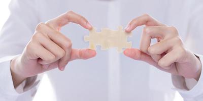 une femme d'affaires résout un puzzle en se connectant à l'idée et au problème de réussite de la stratégie. travaillez comme défi de match d'équipe et rejoignez l'entreprise ensemble dans le jeu pour un service d'ajustement incomplet, copiez l'espace blanc propre photo