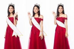 la moitié du corps du concours de concours de beauté miss porte une robe de soirée rouge à paillettes avec une couronne de diamants photo