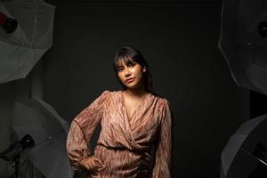 femme indienne asiatique montre un beau sourire lèvres heureuses, poses de mode en studio photo avec équipement