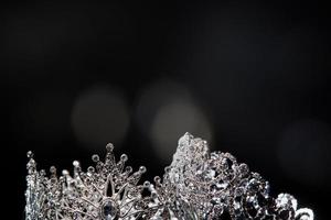 couronne en argent diamant pour le concours de beauté miss pageant, bijoux en diadème en cristal décorés de pierres précieuses et fond sombre abstrait sur tissu en velours noir, espace de copie de macro photographie pour le logo texte photo