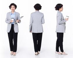 pleine longueur 30 s 40 s femme asiatique enseignante gestionnaire entreprise, 360 tourner avant arrière arrière, porter des chaussures de pantalon blazer formelles. Sourire femme de bureau porter une tasse de café pour ordinateur portable sur fond blanc isolé photo