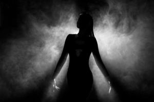 la silhouette abstraite de deux mains essaie d'atteindre la couronne de diamants en tant que concours de concours de reine de beauté Miss en tant que compétition finale, moment du vainqueur final. fumée rétroéclairée faible exposition fond sombre espace de copie photo