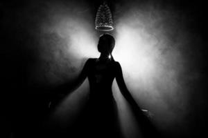 la silhouette abstraite de deux mains essaie d'atteindre la couronne de diamants en tant que concours de concours de reine de beauté Miss en tant que compétition finale, moment du vainqueur final. fumée rétroéclairée faible exposition fond sombre espace de copie photo