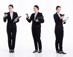 pleine longueur 20s jeune femme caucasienne enseignant étudiant avocat, utilisant un téléphone portable intelligent, porter un blazer et des chaussures formels noirs. femme de bureau se sent heureux sourire sur fond blanc isolé photo