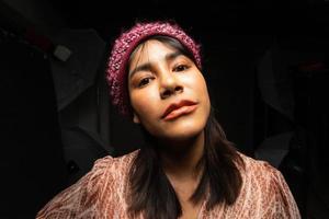 femme indienne asiatique montre un beau sourire lèvres heureuses, poses de mode en studio photo avec équipement