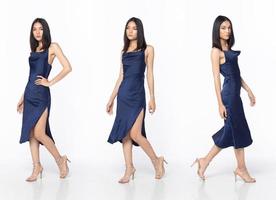 corps entier d'une belle femme asiatique portant une robe de soirée bleue à paillettes photo