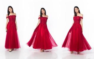 corps de toute la longueur d'une belle femme asiatique porter une robe de soirée rouge à paillettes photo