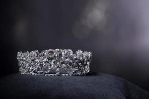 couronne en argent diamant pour le concours de beauté miss pageant, bijoux en diadème en cristal décorés de pierres précieuses et fond sombre abstrait sur tissu en velours noir, espace de copie de macro photographie pour le logo texte photo