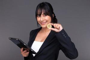 une femme d'affaires indienne asiatique montre un beau sourire des lèvres heureuses, montre la crypto-monnaie btc bitcoin photo