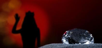 couronne de diamants d'argent du concours mondial de l'univers de beauté de miss pageant lumière scintillante sur l'oreiller noir, prêt à porter le plus beau gagnant, éclairage de studio fond dégradé super rouge dramatique photo