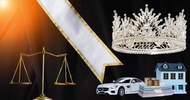 Le prix primé pour la gagnante du concours Miss Beauty Queen est un véhicule, de l'argent, une maison, une ceinture, une couronne de diamants et une justice équitable. éclairage de studio abstrait drapé sombre fond textile photo