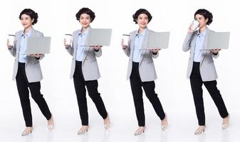 pleine longueur 30s 40s femme asiatique enseignant manager business, marchant vers l'avant gauche droite, porter des chaussures formelles de pantalon blazer. Sourire femme de bureau porter une tasse de café pour ordinateur portable sur fond blanc isolé photo