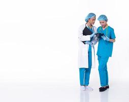 médecin professionnel de pleine longueur debout dans l'uniforme de l'hôpital discuter de l'état du dossier du patient sur la tablette. femme praticienne porter un manteau confiant en clinique, fond blanc isolé photo