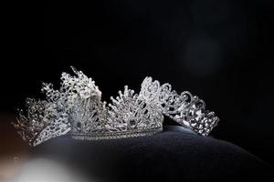 couronne en argent diamant pour le concours de beauté miss pageant, bijoux en diadème en cristal décorés de pierres précieuses et fond sombre abstrait sur tissu en velours noir, espace de copie de macro photographie pour le logo texte photo