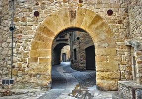 entrée avec arche en pierre d'une ville médiévale espagnole photo