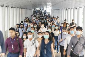 Bangkok, Thaïlande, mars 2020, une foule de gens d'affaires méconnaissables portant un masque chirurgical pour prévenir une épidémie de coronavirus photo