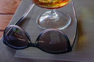 lunettes de soleil fashion sur une table. notion d'été. style de couleur vintage photo