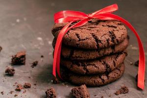 biscuits au chocolat faits maison avec des fissures sur fond noir. photo