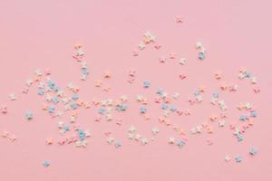 arrose le fond, les papillons saupoudrés de sucre, la décoration pour le gâteau et la boulangerie. vue de dessus, mise à plat. couleurs pastels. photo