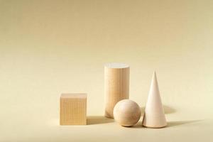 arrière-plan conceptuel avec podiums en bois clair et boule en bois sur fond beige pour la présentation de la marque et de l'emballage de votre produit. nature morte tendance sur des tons monochromes. photo