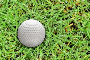 balles de golf sur le fond d'herbe photo