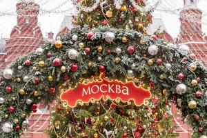 arche de noël décorée de boules et de neige. enseigne rouge avec mot en russe moscou. projet des saisons de moscou photo