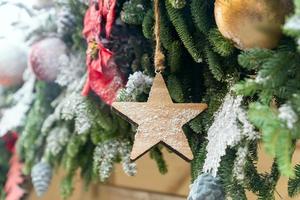 gros plan de décoration d'arbres de noël avec des jouets et des guirlandes. carte de voeux festive pour les vacances d'hiver. photo